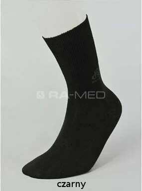 Rodzaj: skarpetki bambusowe przeciw kleszczom i komarom Skład: wiskoza bambusowa 72%, poliamid 25%, elastan 3%, apretura Sanitized® Wielkości: 35-38, 39-42, 43-46 (według ZN-JJW-P-005) Konstrukcja: Specjalna apretura zapewnia trwałe (odporne na wielokrotne pranie) i skuteczne działanie przeciw kleszczom, komarom i innym gryzącym owadom. Apretura odstrasza owady w na odległość kilku centymetrów od dzianiny i zmniejsza liczbę ukąszeń o ponad 90%.Oprócz tego, specjalna konstrukcja cholewki i niewielka domieszka elastanu w całej skarpetce powodują idealne, bezuciskowe przyleganie do nóg i maksymalną elastyczność - nie tamowanie przepływu krwi i komfort nawet dla opuchniętych nóg. Niezwykła delikatność w dotyku przędzy bambusowej w połączeniu z bezszwowym łączeniem nad palcami gwarantuje wygodę osobom o bardzo wrażliwych stopach, np. stopach cukrzycowych. Naturalne, trwałe właściwości antybakteryjne przędzy bambusowej są wzmocnione wbudowaną we włókna apreturą antybakteryjną Sanitized®, co zapewnia niemal całkowitą eliminację mikrobów i mocne działanie antyzapachowe.